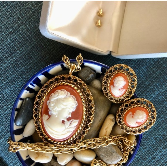 Vintage Statement Cameo Necklace & Earrings Set Gold Chain Resin 1970 - Picture 7 of 12